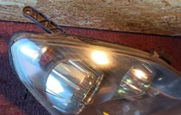 Фары для Opel Zafira 2005 года на фотографиях