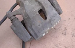 Суппорт передний правый для Toyota RAV4 2014 года на фотографиях