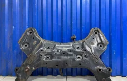 Подрамник двигателя для Hyundai Solaris 2011 года на фотографиях