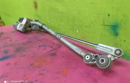 Трапеция стеклоочистителей для Audi Q7 2006 года на фотографиях