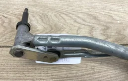 Трапеция стеклоочистителей для Audi Q3 на фотографиях