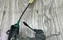 Замок передней левой двери для Opel Zafira 2014 года на фотографиях