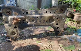 Подрамник двигателя для Nissan Tiida на фотографиях