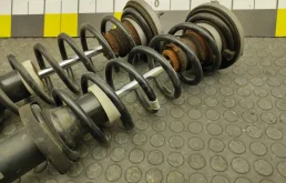 Пружина амортизатора задняя для BMW 5er 2012 года на фотографиях