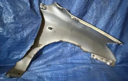 Крыло левое для Toyota Corolla 2005 года на фотографиях