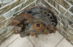 Кулак задний левый для Audi Q7 на фотографиях