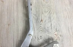 Петля капота левая для Audi Q7 2010 года на фотографиях