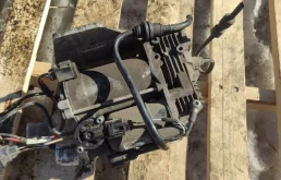 Компрессор пневмоподвески (RQG500090) для Land Rover Discovery L319 2004-2009