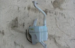 Бачок стеклоомывателя передний для Nissan Tiida 2008 года на фотографиях