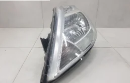 Фары для Nissan Tiida 2004 года на фотографиях