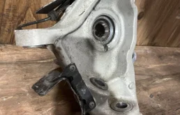 Кулак поворотный правый для Land Rover Range Rover на фотографиях