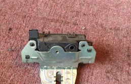 Замок багажника для Opel Zafira 2007 года на фотографиях