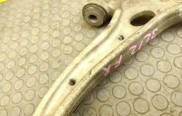 Усилитель переднего бампера для Mercedes-Benz CLA class 2014 года на фотографиях