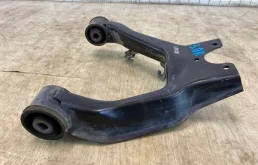 Рычаг передний правый верхний для Mitsubishi Pajero 2004 года на фотографиях