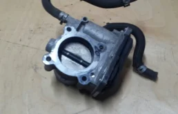 Дроссельная заслонка для Toyota RAV4 2015 года на фотографиях