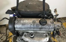 Двигатель без навесного для Volkswagen Polo 1996 года на фотографиях