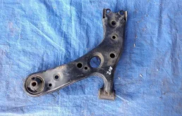 Качающийся рычаг правый для Toyota Corolla на фотографиях