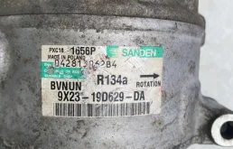 Компрессор кондиционера для Jaguar XF 2013 года на фотографиях