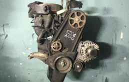 Двигатель без навесного для Volkswagen Polo 1999 года на фотографиях