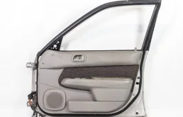 Дверь передняя правая для Toyota Corolla 1997 года на фотографиях