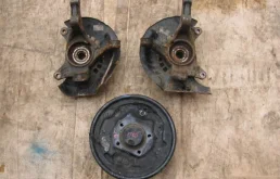 Кулак задний левый для Toyota Avensis 2005 года на фотографиях