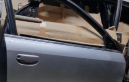 Дверь передняя правая для Audi A4 2001 года на фотографиях