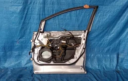 Дверь передняя правая для Mazda CX 7 2006 года на фотографиях