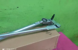 Трапеция стеклоочистителей для Audi Q7 2009 года на фотографиях