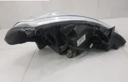 Фары для Nissan Tiida 2004 года на фотографиях