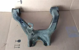 Рычаг передний правый верхний для Mitsubishi Pajero 2004 года на фотографиях