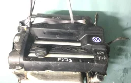 Двигатель без навесного для Volkswagen Polo 1999 года на фотографиях