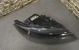 Фара правая для Audi Q7 2013 года на фотографиях