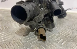 Корпус термостата системы охлаждения ДВС для Citroen C5 2012 года на фотографиях