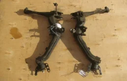 Рычаг задний левый нижний для Toyota Avensis 2003 года на фотографиях