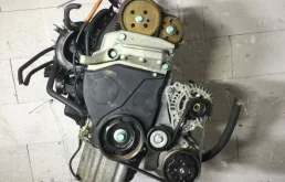 Двигатель без навесного для Volkswagen Polo 2003 года на фотографиях