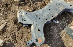 Подрамник двигателя для Hyundai Solaris 2011 года на фотографиях