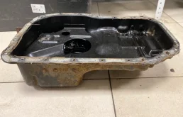 Поддон картера для Mitsubishi Outlander 2005 года на фотографиях