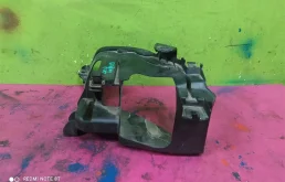 Кронштейн правой фары нижний для Audi Q7 2010 года на фотографиях