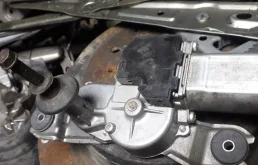 Мотор стеклоочистителя для Toyota Corolla 2003 года на фотографиях