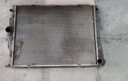 Радиатор охлаждения ДВС для BMW 3er 2005 года на фотографиях