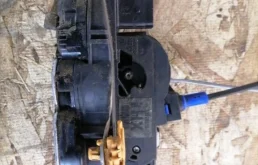 Замок двери передний правый (13579515) для Opel Astra H GTC 2004-2014