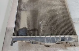 Радиатор охлаждения ДВС для BMW 3er 2005 года на фотографиях