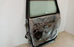 Двери для Mitsubishi Grandis 2005 года на фотографиях