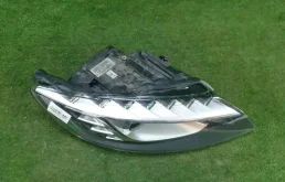 Фара правая для Audi Q7 2013 года на фотографиях