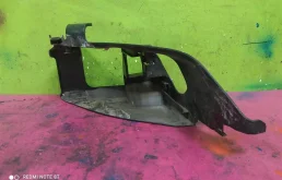 Кронштейн правой фары нижний для Audi Q7 2010 года на фотографиях