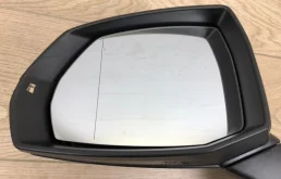 Стекла и зеркала для Audi Q7 2015 года на фотографиях