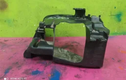 Кронштейн правой фары нижний для Audi Q7 2010 года на фотографиях