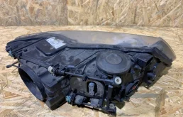 Фара ксенон левая для Volkswagen Touareg 2008 года на фотографиях