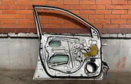 Дверь передняя левая для Toyota Corolla 2004 года на фотографиях