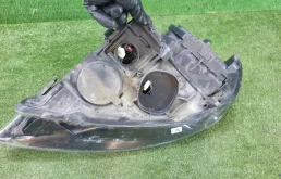 Фара правая для Audi Q7 2013 года на фотографиях